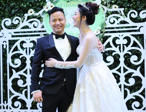 a hau ngo tra my lo bung bau lon trong tiec cuoi