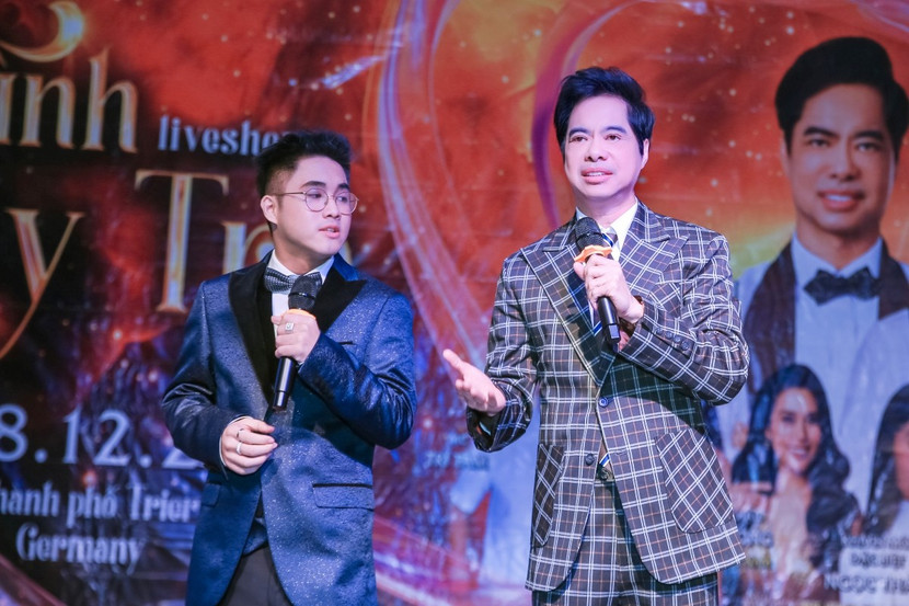 Ca sĩ trẻ Anh Đức đón tuổi mới cùng thầy Ngọc Sơn