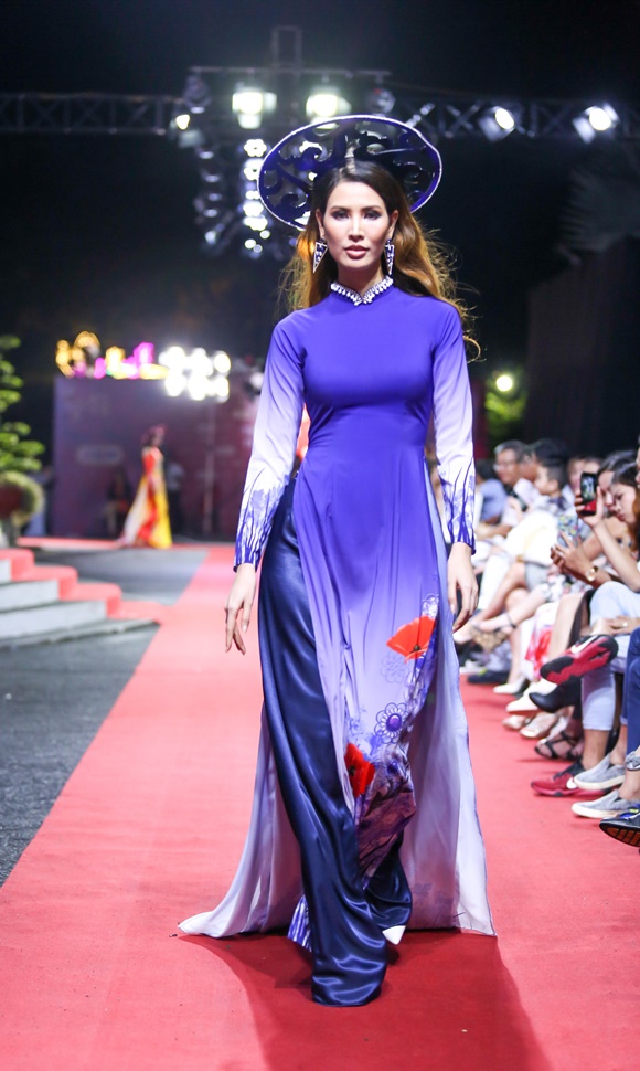 thanh hoai tai xuat catwalk xuat than tren san dien thoi trang cuoc song tapchithoidai
