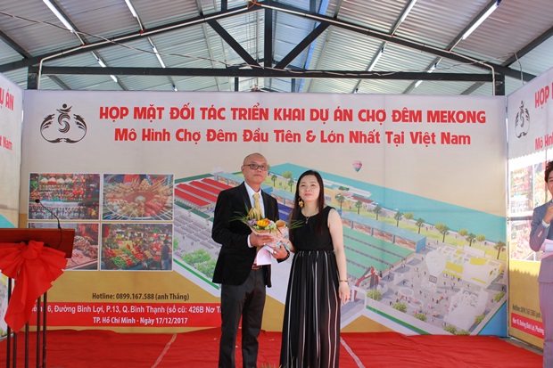 dai dien doi tac tang hoa ra mat cho me kong vhdn 1