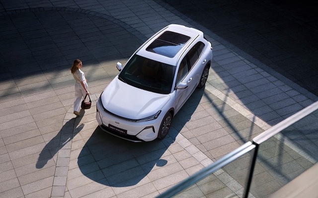 Geely EX2 và EX5 EM-i: Nhỏ gọn hiện đại, sạc đầy pin đổ đầy xăng đi 1.800 km