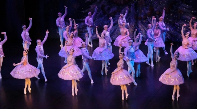 Hơn 10 phút vỗ tay dành cho những nghệ sĩ ballet xuất sắc của Nga và Kẹp hạt dẻ ở Nhà hát Hồ Gươm