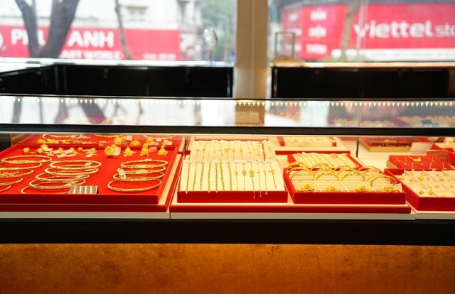 Giá vàng hôm nay 1/4: Tăng rất mạnh, tiến gần mốc 4.700 USD/ounce