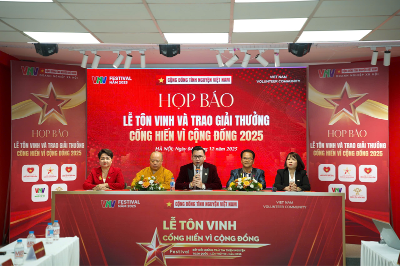 Ông Đỗ Văn Dệ trả lời câu hỏi của báo chí