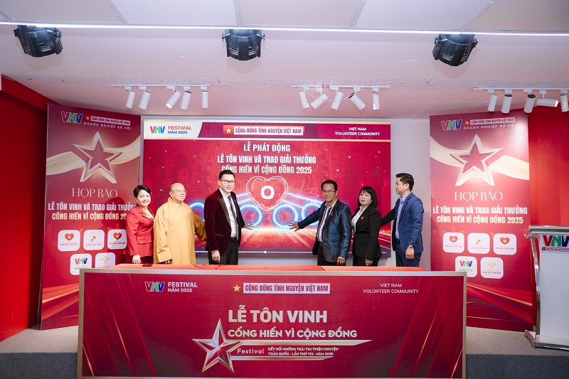 Nghi thức chạm tay phát động FESTIVAL “Kết nối những trái tim thiện nguyện toàn quốc” – Lần thứ VIII. Một khoảnh khắc đánh dấu sự đồng lòng của các đại biểu, cùng khởi động hành trình lan tỏa yêu thương