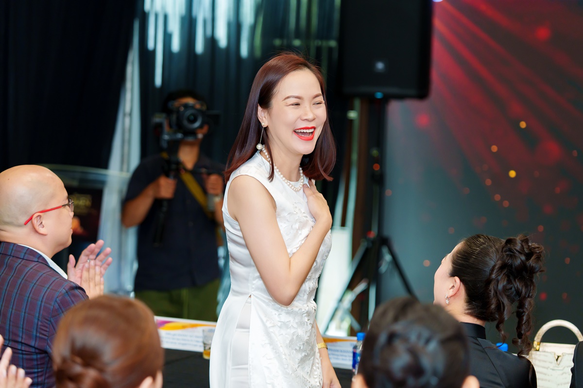 Nữ hoàng Truyền thông Nguyễn Phạm Khánh Vân từ Mỹ trở về dự Gala 10 năm Bông Hồng Quyền Lực