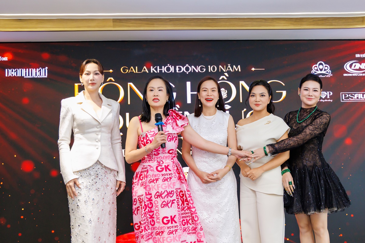 nu hoang truyen thong nguyen pham khanh van tu my tro ve du gala 10 nam bong hong quyen luc toancanhbaochi8