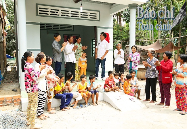 doi dom dom tang 50 trieu dong tien thuong cho nguoi ngheo xay nha.10