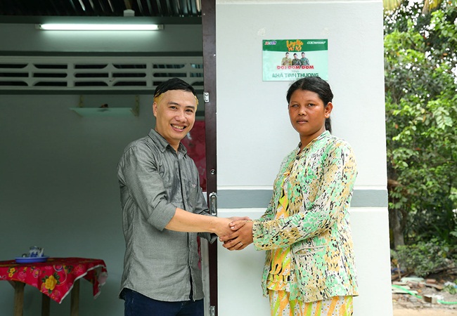 doi dom dom tang 50 trieu dong tien thuong cho nguoi ngheo xay nha.116