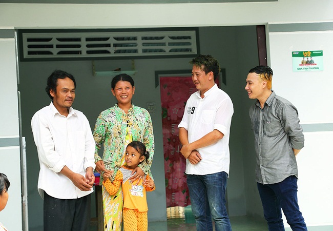 doi dom dom tang 50 trieu dong tien thuong cho nguoi ngheo xay nha.14