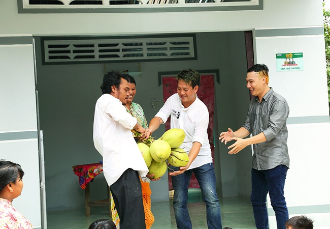 doi dom dom tang 50 trieu dong tien thuong cho nguoi ngheo xay nha.15