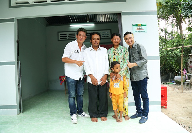 doi dom dom tang 50 trieu dong tien thuong cho nguoi ngheo xay nha.3