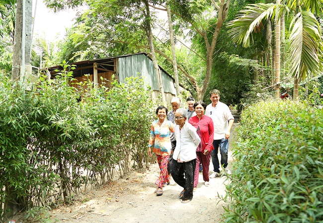 doi dom dom tang 50 trieu dong tien thuong cho nguoi ngheo xay nha.5