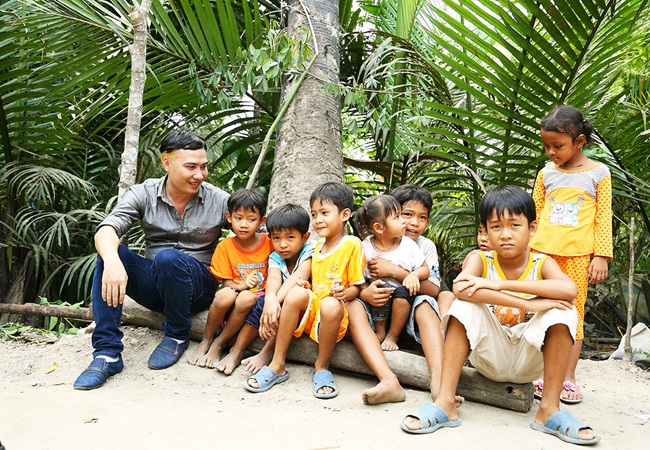 doi dom dom tang 50 trieu dong tien thuong cho nguoi ngheo xay nha.8