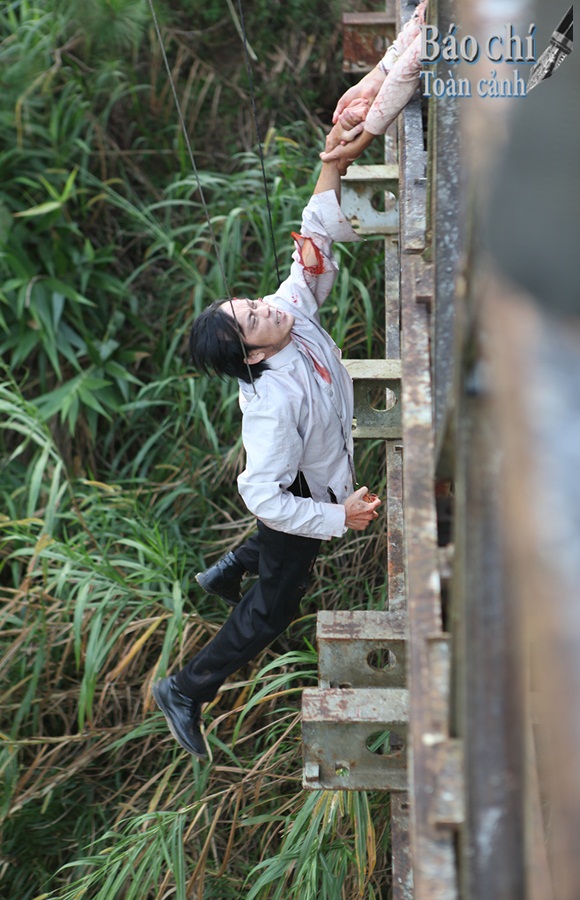 soc voi hinh anh hoai linh bi sat hai giua long suoi.12