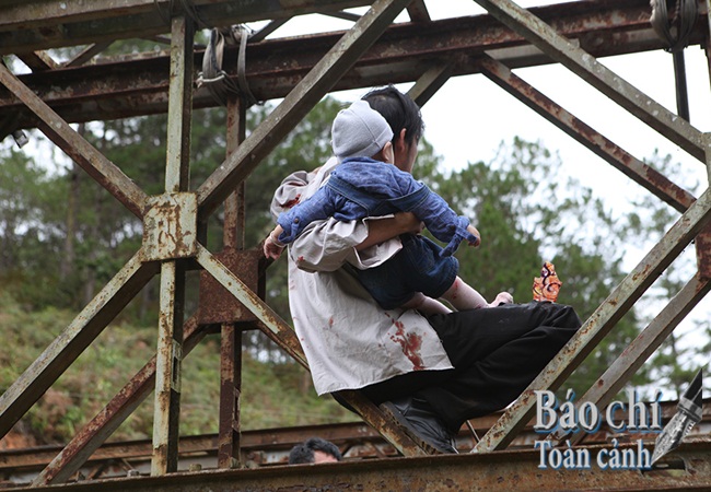 soc voi hinh anh hoai linh bi sat hai giua long suoi.7