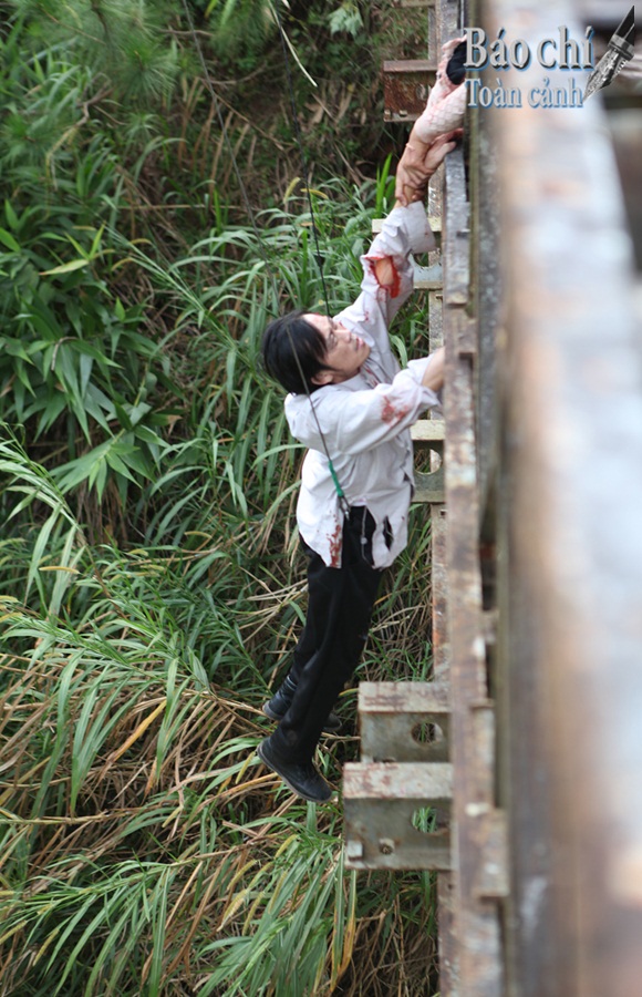 soc voi hinh anh hoai linh bi sat hai giua long suoi.9