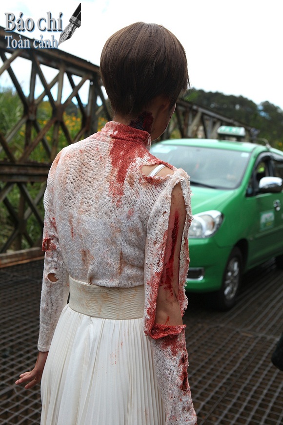 Nguyen Phi Hung Duong Cam Lynh bam dap trong Mat Na Mau.11