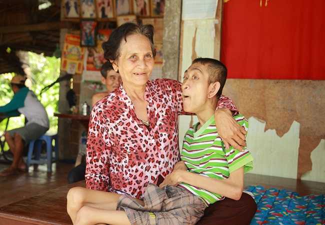 doi ngu sac tang 50 trieu dong xay nha cho nguoi ngheo.3