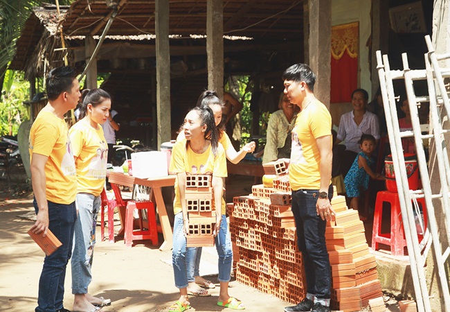 doi ngu sac tang 50 trieu dong xay nha cho nguoi ngheo.8
