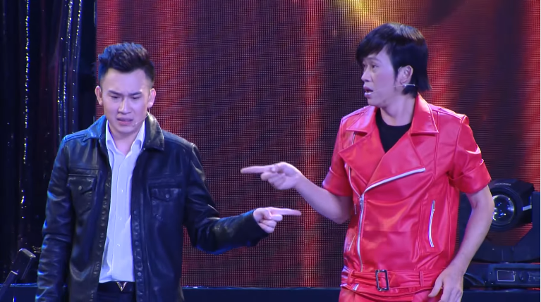 NSUT Hoai Linh dien xuat cung khach moi trong liveshow.1.toancanhbaochi.net