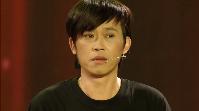 NSUT Hoai Linh dien xuat cung khach moi trong liveshow.10