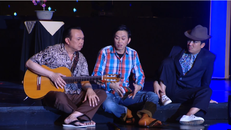 NSUT Hoai Linh dien xuat cung khach moi trong liveshow.12.toancanhbaochi.net