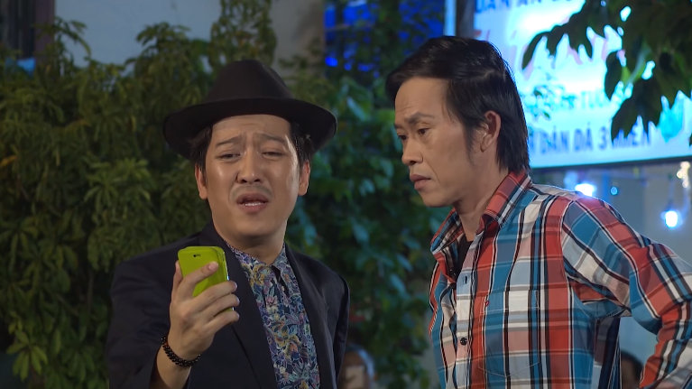 NSUT Hoai Linh dien xuat cung khach moi trong liveshow.4