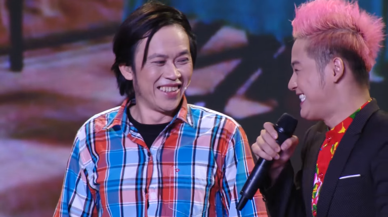 NSUT Hoai Linh dien xuat cung khach moi trong liveshow.5