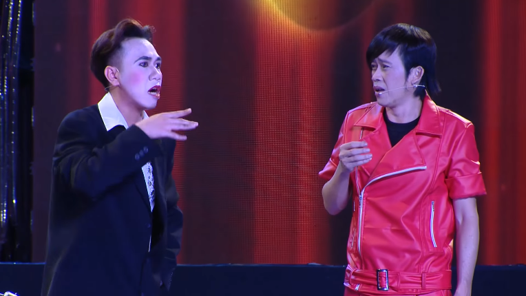 NSUT Hoai Linh dien xuat cung khach moi trong liveshow.7