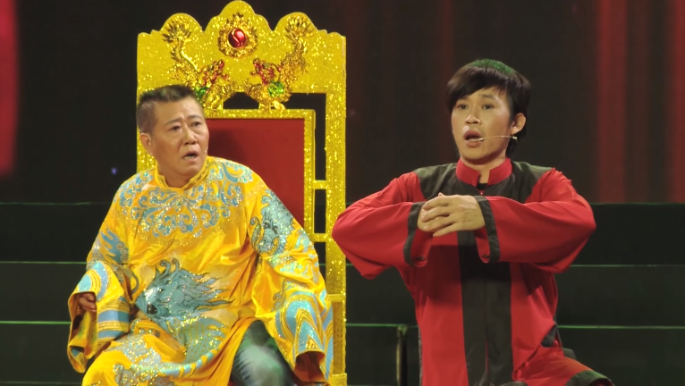 NSUT Hoai Linh dien xuat cung khach moi trong liveshow.9.toancanhbaochi.net