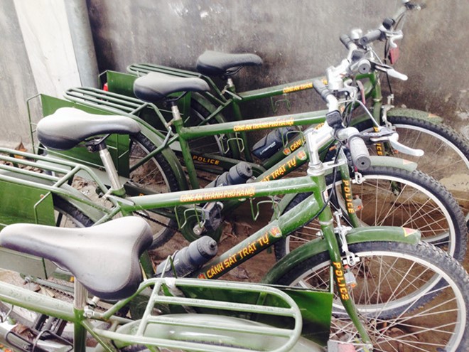 Xe dap tuan tra dap chieu Cong an Ha Noi dang kiem tra