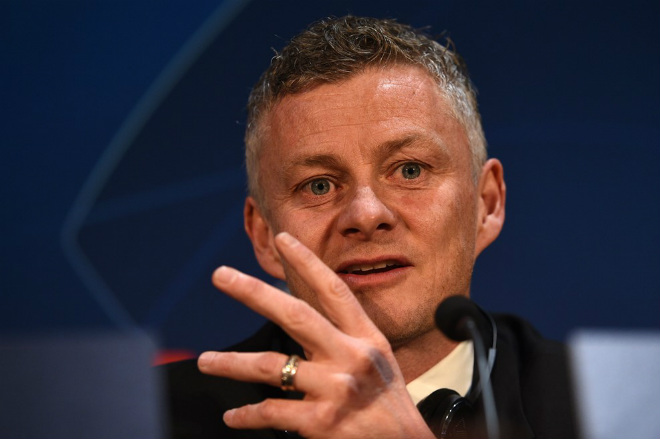 HLV Solskjaer co vu khi bi mat ngan can Lionel Messi nhu the nao