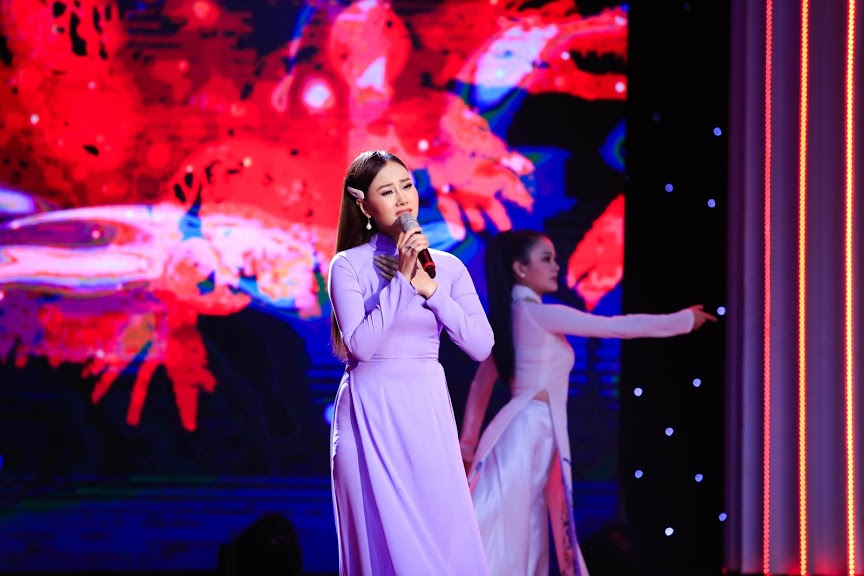 Ha Thuy Anh trinh dien Thuong ca mua ha
