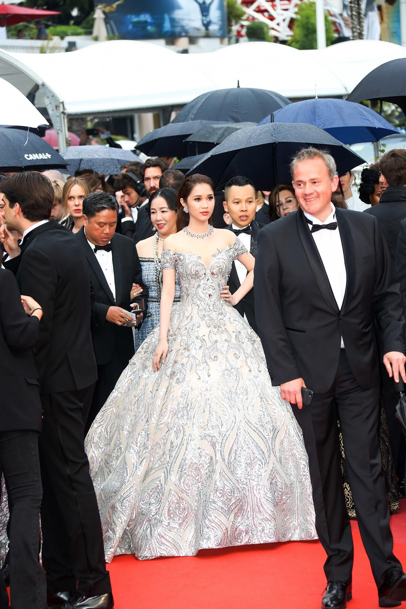 Quynh huong xuat hien cung bella hadid tren tham do cannes2018 10