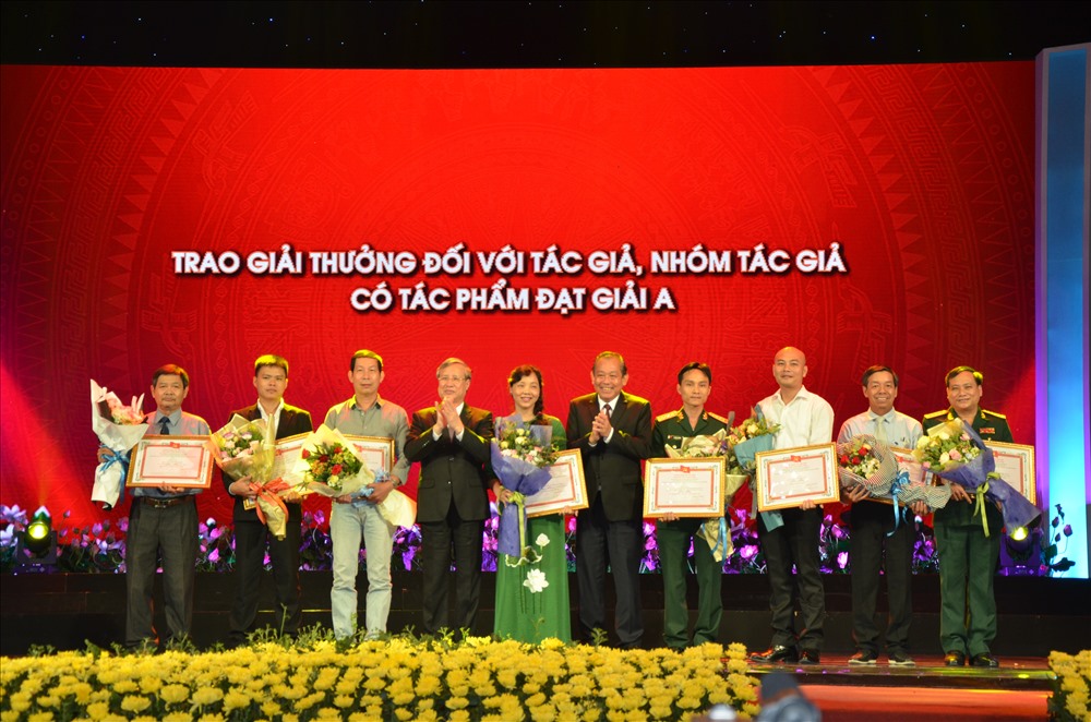 trao giai thuong sang tac quang ba tac pham chu de hoc tap va lam theo bac
