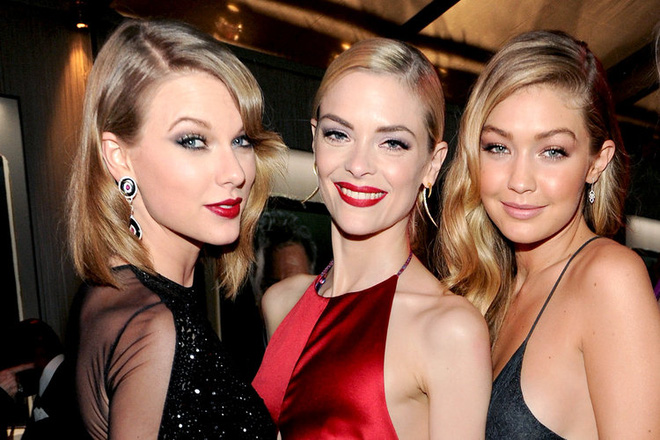 taylor swift tin nhan khung bo