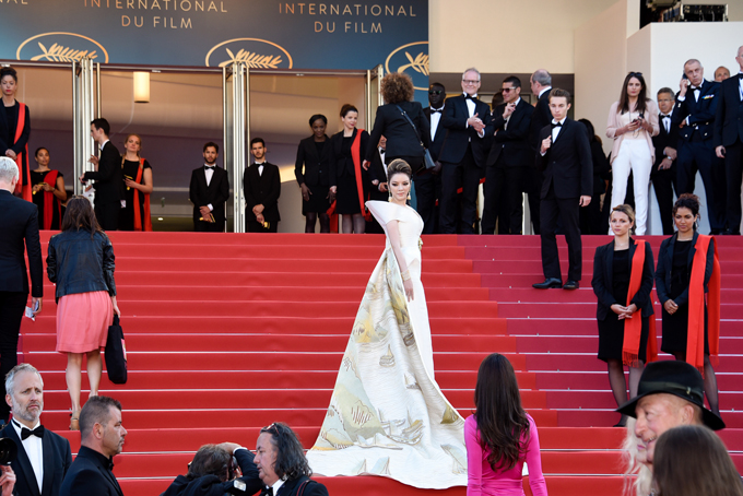 ly nha ky khoac ao choang theu canh vinh ha long len tham do cannes tapchithoidai3
