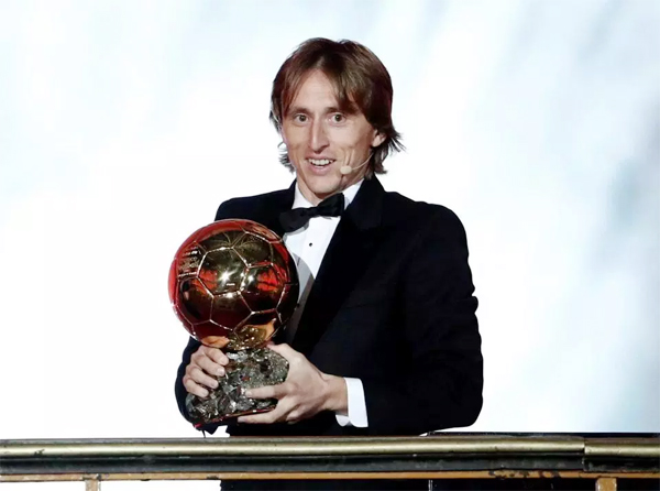 modric qua bong vang