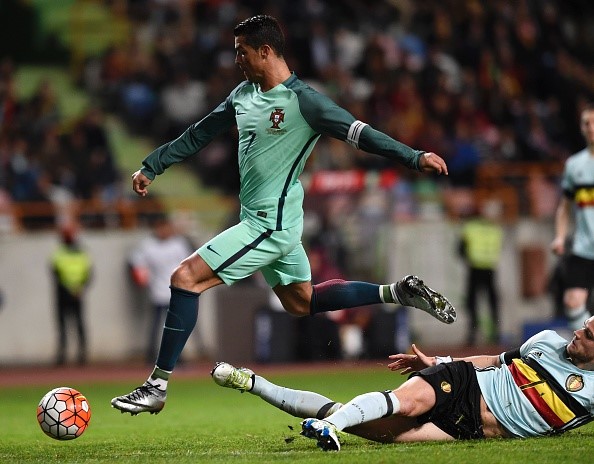 ronaldo giup bo dao nha thang doi tuyen so mot the gioi