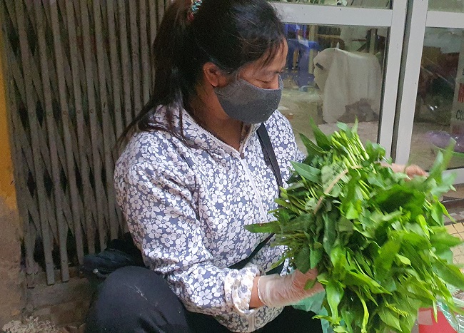 Ha Noi Bo rau muong co gia 25000 dong tieu thuong bo cho vi so om lo
