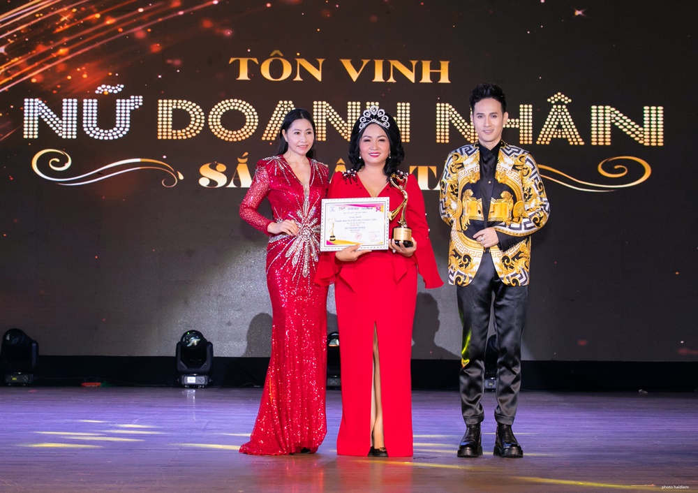 ca si nguyen vu lich lam trao giai nu doanh nhan sac tam tai toancanhbaochi