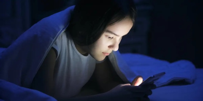 choi dien thoai truoc khi ngu