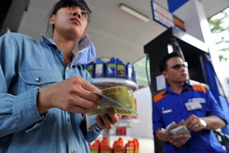 Giá xăng dầu hôm nay 13/5: Dầu thế giới neo cao, trong nước sắp có giá mới