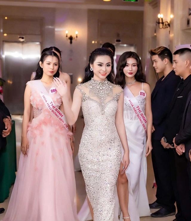 hoa hau bong sen viet1