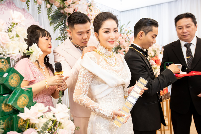 khanh thi dien ao dai theu phap