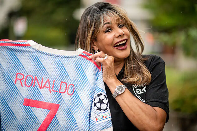 ronaldo2 nu nhan vien an ninhduyen no