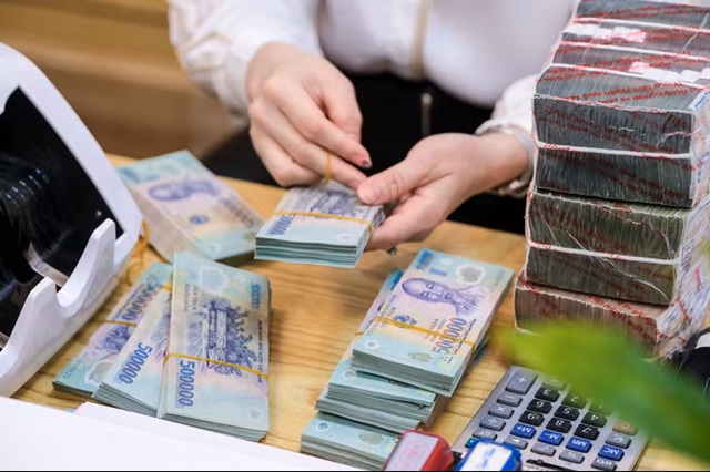 Lãi suất cao, tiền gửi dân cư tiếp tục đổ vào ngân hàng