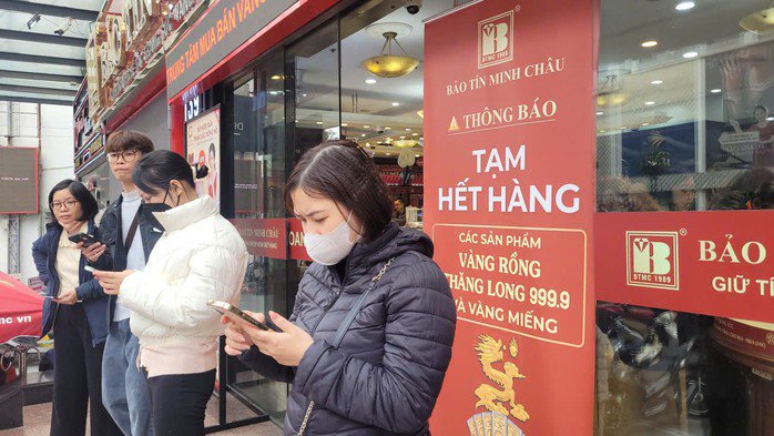 Đổ xô xếp hàng mua vàng, bạc